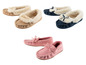 Beige, blaue und rosa Mokassinslipper mit Fellfutter.