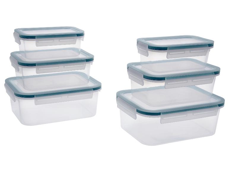 Transparente Lebensmittelbehälter mit blauen Deckeln, in zwei Stapeln angeordnet.