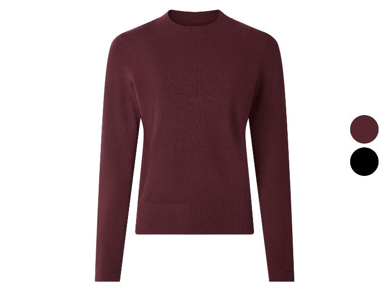 Bordeauxroter Rollkragenpullover mit bordeauxroten und schwarzen Farbmustern.