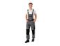 Mann in grauer Latzhose und weißem T-Shirt