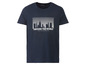 Ein dunkelblaues T-Shirt von Livergy mit einem Aufdruck einer Stadt-Silhouette und dem Text 'Around the world'.