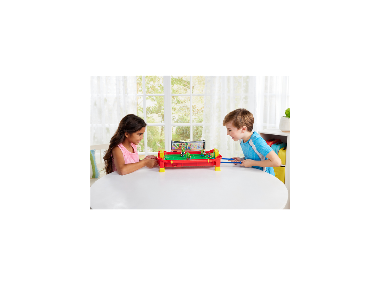 Zwei Kinder spielen ein Tischfußballspiel mit Spielfiguren.