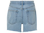 Eine hellblaue Jeans-Shorts mit Fransen.