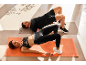 Ein Mann und eine Frau trainieren auf Fitnessmatten.