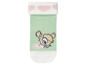 Grüne Babysocken mit Bambi-Motiv und rosa Herzen.