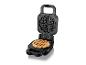 Offenes schwarzes Waffeleisen mit goldener Waffel unten und Dickeneinstellungen.