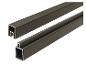 Zwei dunkelgraue quadratische Metallprofile mit Nuten, auf weißem Hintergrund.