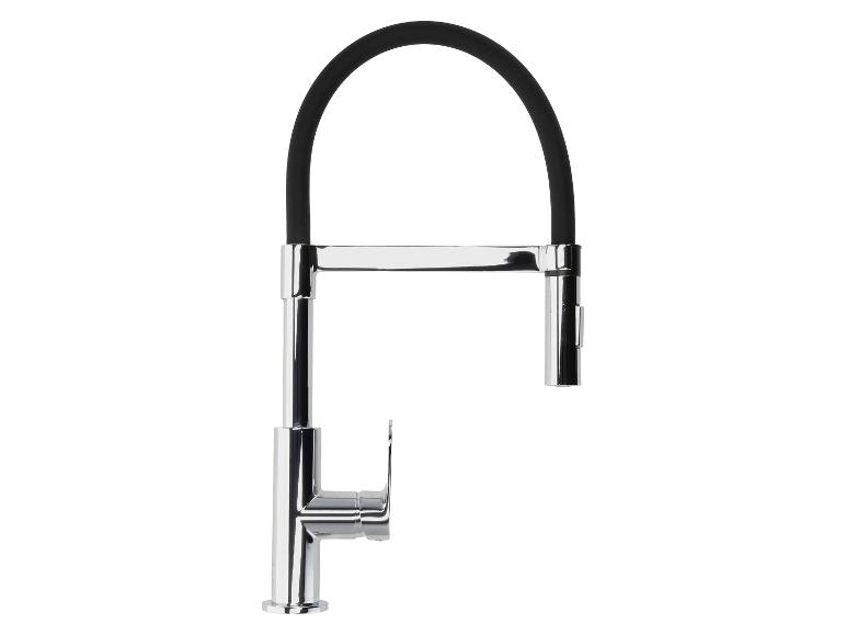 Verchromter Küchenhahn mit schwarzem flexiblem Auslauf.