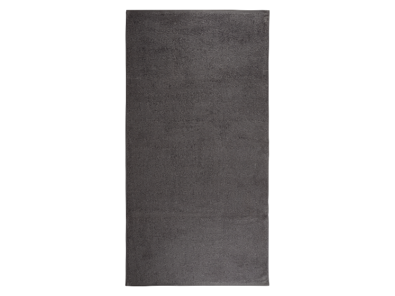 Dunkelgraues Badetuch auf schwarzem Hintergrund.