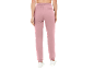 Damen-Jogginghose in Rosa mit elastischem Bund und Gesäßtasche, kombiniert mit weißen Sneakern.