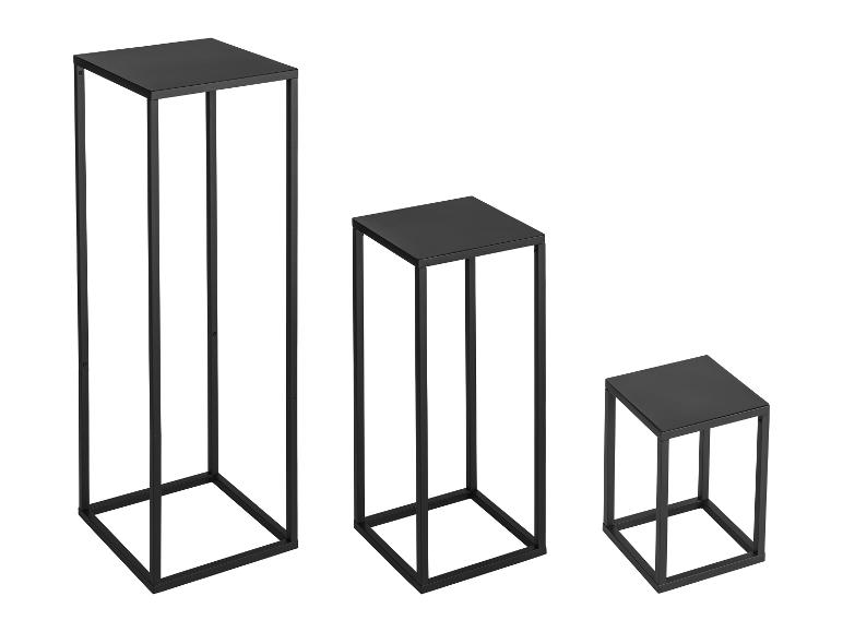 Set aus drei schwarzen Metallpodesten in verschiedenen Höhen.
