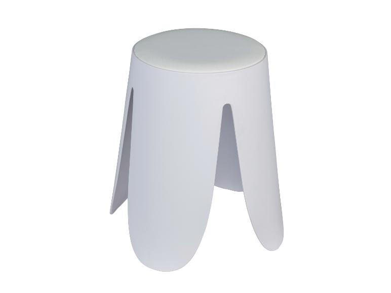 Ein weißer Plastikhocker mit weichem Kissen.