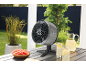 Grauer Tischventilator auf einer Terrasse mit Wassermelone und Limonade.