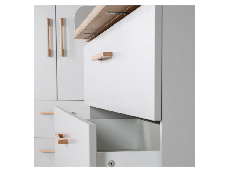 Weiße Kommode mit Holzgriffen