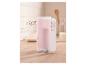 Rosa SilverCrest Handmixer auf einer Holzküchenarbeitsplatte mit einer Schüssel Mehl und Milch.