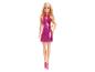 Barbie-Puppe mit blonden Haaren, trägt ein metallic-pinkes Kleid und High Heels.