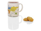 Eine Tasse mit einer Weltkarte und zwei Kekse.