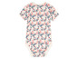 Ein Baby-Body mit Blumen- und Marienkäfer-Muster.