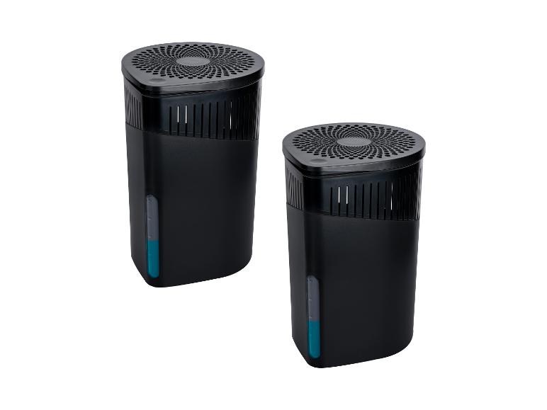 Zwei kompakte schwarze Luftentfeuchter vor weißem Hintergrund.