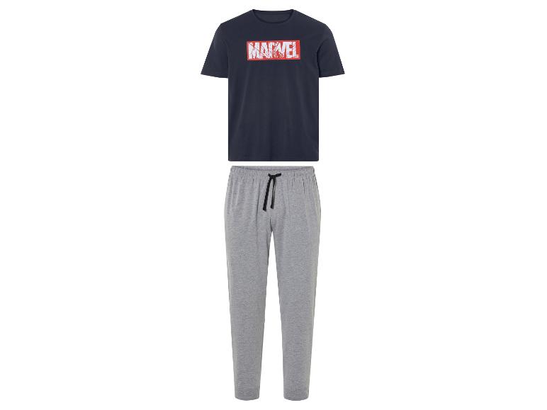 Ein blaues Marvel-T-Shirt und graue Jogginghose.