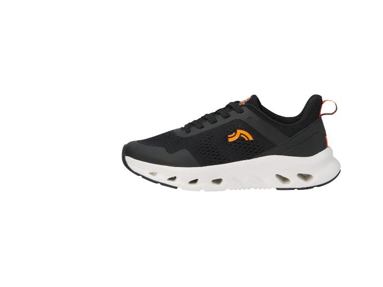Schwarze Sportschuhe mit orangefarbenen Details und weißer Sohle mit Löchern