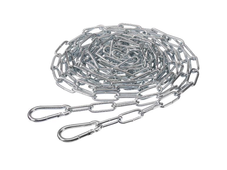 Aufgerollte Metallkette mit zwei Karabinerhaken auf weißem Hintergrund