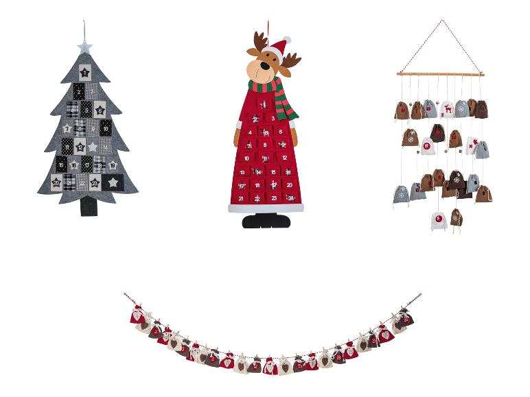 Vier Weihnachtskalender, darunter ein Baum, ein Rentier und zwei mit hängenden Beuteln.