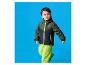 Junger Junge in einer grün-marineblauen Winterjacke und limettengrünen Schneehose.