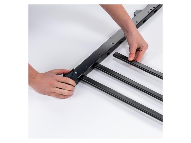 Montage eines Bettschutzgitters für Kinder.