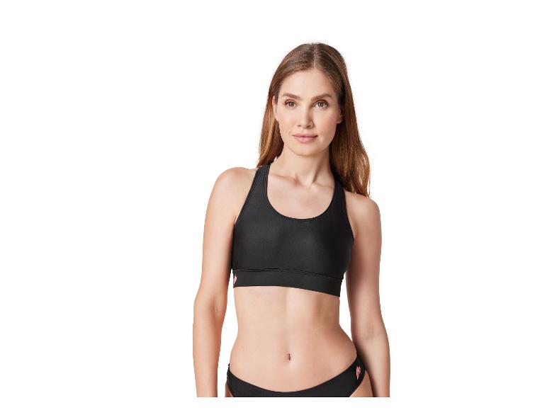 Schwarzer Sport-BH und Bikinihose.