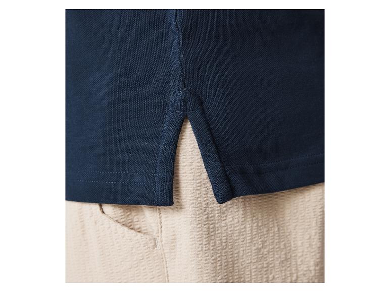 Dunkelblaues Polo und hellbeige Hose.