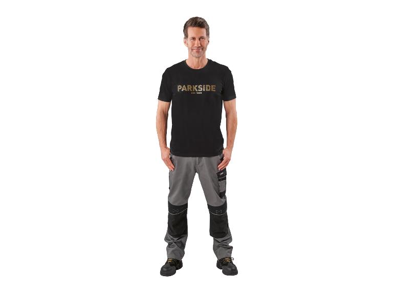 Mann in schwarzem T-Shirt mit Aufschrift und grauer Arbeitshose
