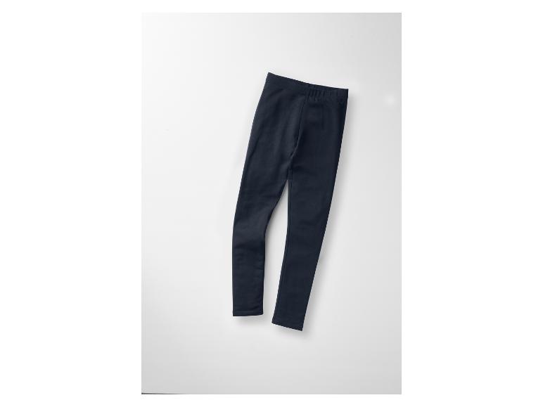 Schwarze Leggings auf weißem Hintergrund.