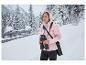 Frau in rosa CRIVIT Thermo-Softshelljacke mit Fernglas in verschneiter Landschaft.