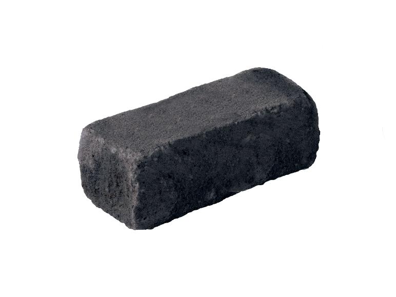 Grauer Pflasterstein isoliert auf weißem Hintergrund