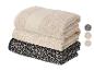 Stapel aus drei Handtüchern: einfarbig beige, beigefarben mit Leopardenmuster und schwarz mit Leopardenmuster.