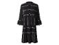 Schwarzes Kleid mit weißem geometrischem Muster, 3/4-Ärmeln und Stufenrock.