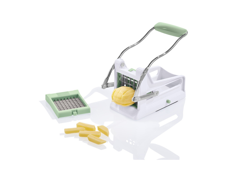 Ein grüner und weißer Pommes-Schneider mit einer Kartoffel darin und Pommes daneben.