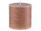 Große, beige Stumpenkerze mit sichtbarem Docht auf schwarzem Hintergrund.