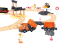 Holzspielset mit Zug, Muldenkipper, Straßenwalze und Arbeiterfiguren auf einer Baustelle.