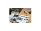FRANZIS Technik Adventskalender: Person liest Anleitungen, mit Motorradmodell daneben.