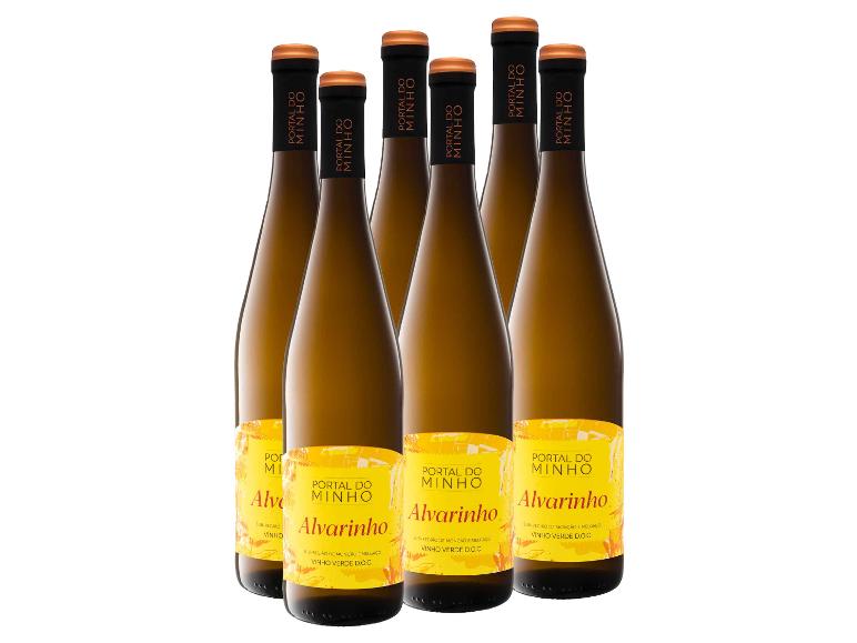 Sechs Flaschen Weißwein mit gelben Etiketten, mit dem Text „Alvarinho“ und „Vinho Verde D.O.C.“