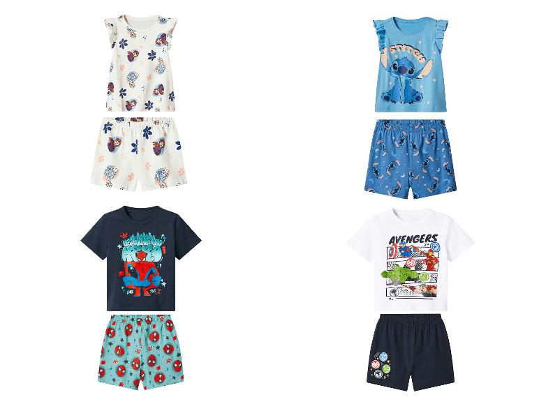 Kinderpyjamas mit Cartoon- und Superhelden-Motiven.