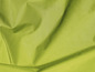Nahaufnahme von hellgrünem, zerknittertem Stoff.