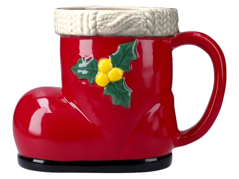 Rote Weihnachtstasse in Stiefelform mit Stechpalme und Beeren.