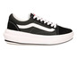 Ein schwarzer Vans Old Skool Plateauschuh.