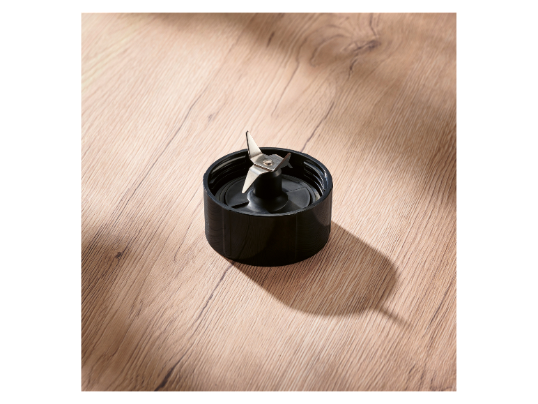 Blendermesser auf einer Holzoberfläche.