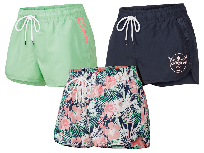 Drei Badehosen: eine grüne, eine blaue mit Chiemsee-Logo und eine mit Blumenmuster.