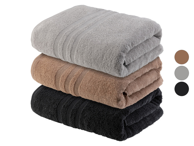 Drei Handtücher in Grau, Braun und Schwarz.