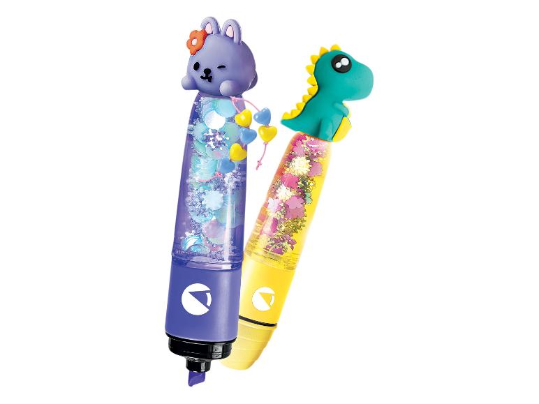 Zwei Glitzerstifte, einer mit einem lila Hasen und der andere mit einem grünen Dinosaurier.